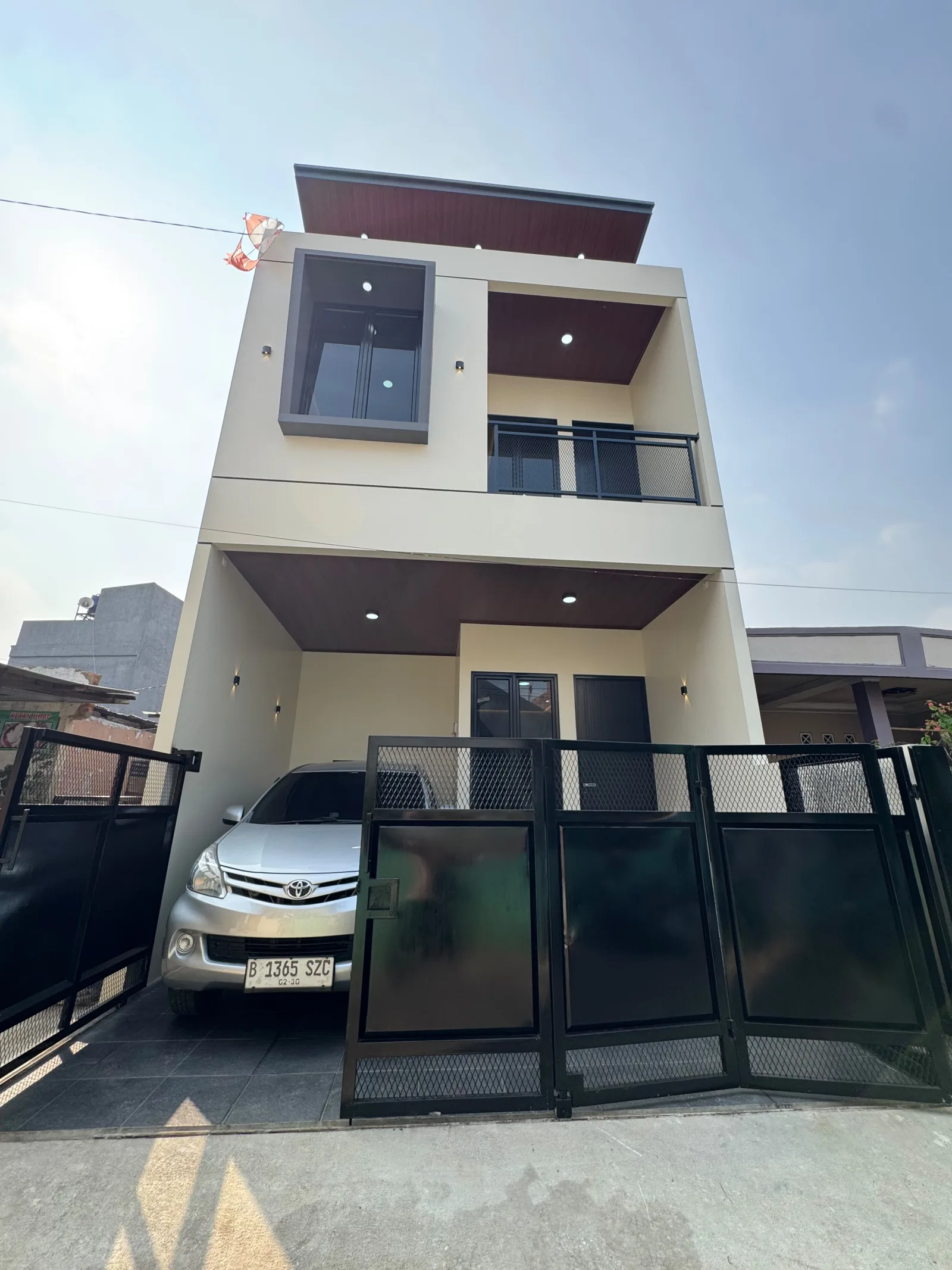 Rumah Dijual di Pondok Kacang, 2 Lantai Nyaman dengan Balkon dan SHM Harga Terjangkau